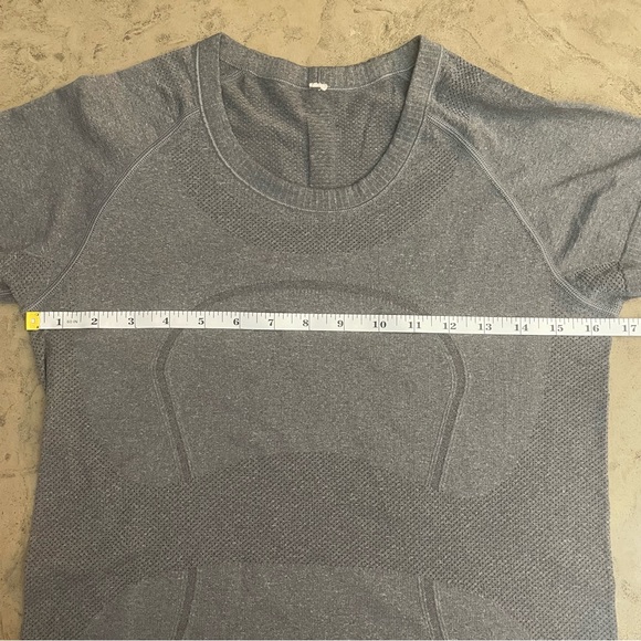 Lululemon Swiftly Tech Short-Sleeve Shirt Hip length Women’s Sz 8 Heather Gray - Picture 7 of 8